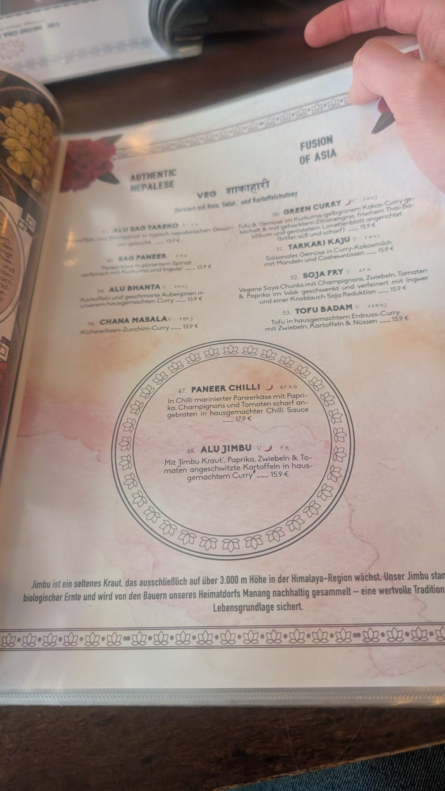 Mitho Cha Interior - gemütliche Atmosphäre mit pinkem LED-Licht