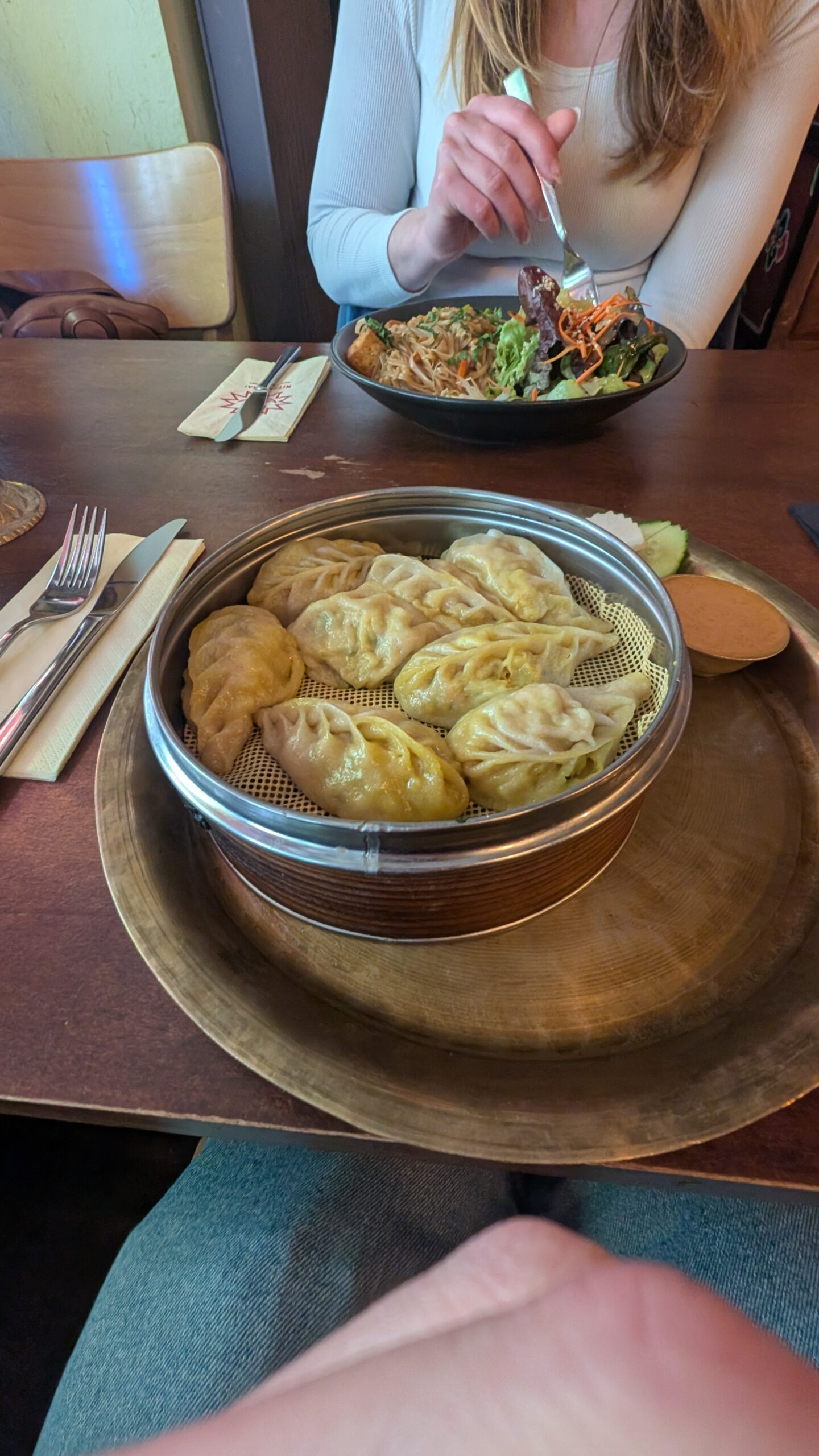 Mitho Cha Momos im traditionellen Bambusdämpfer