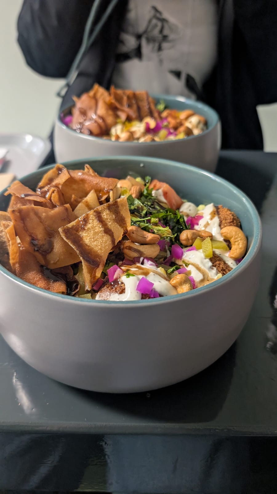 Knusprige Falafel und frisches Gemüse bei BoGi Bowl in Berlin-Kreuzberg