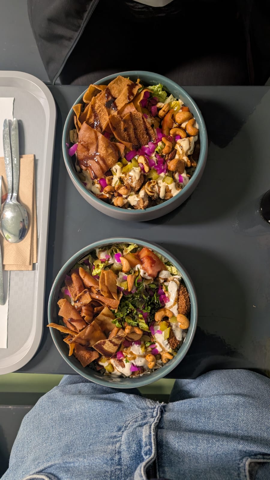 BoGi Bowl Berlin Kreuzberg – riesige Falafel Bowl mit frischem Gemüse